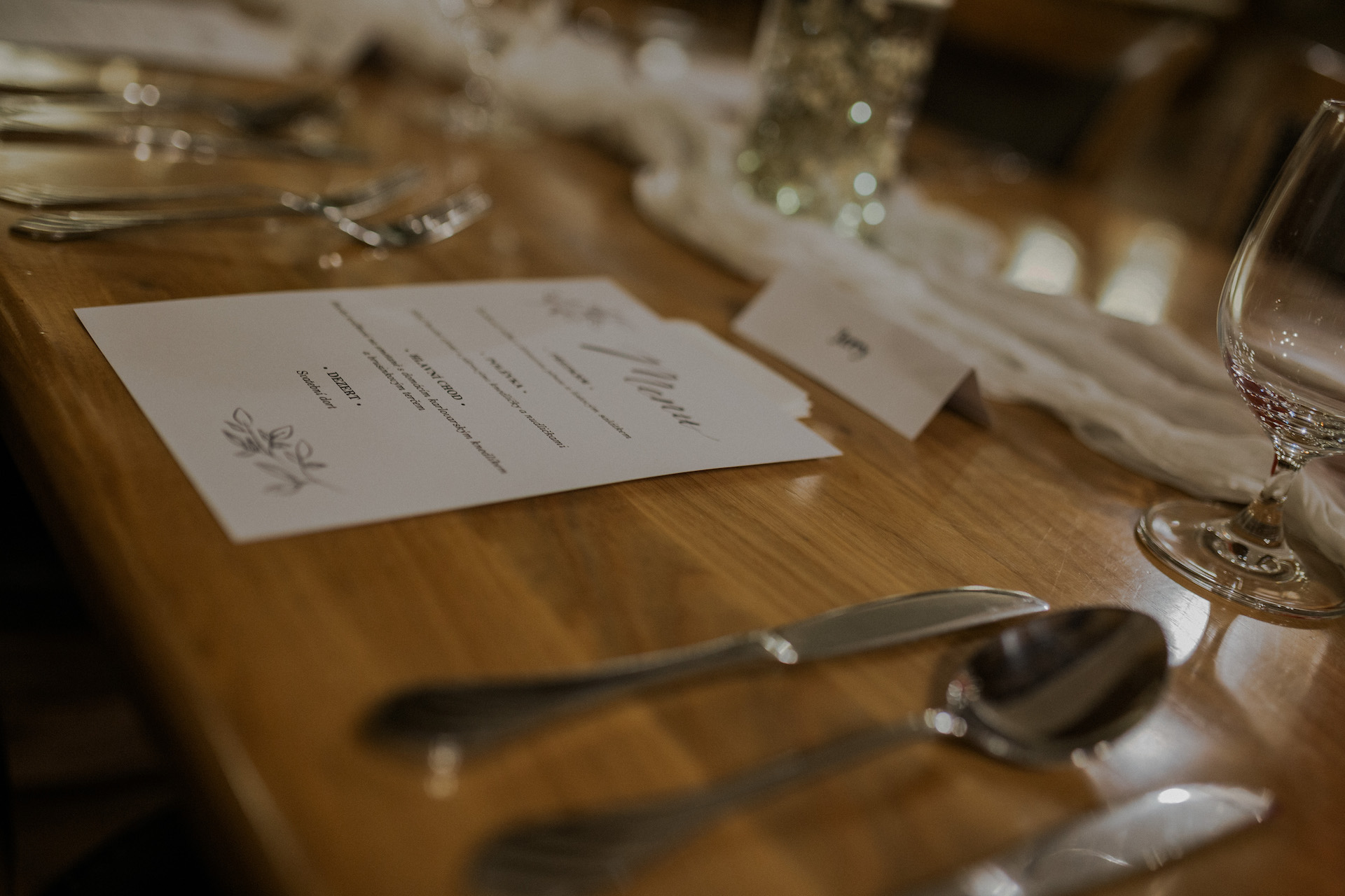 Detail svatebního menu na stole